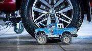 Toyota Hilux a Tamiya Bruiser.