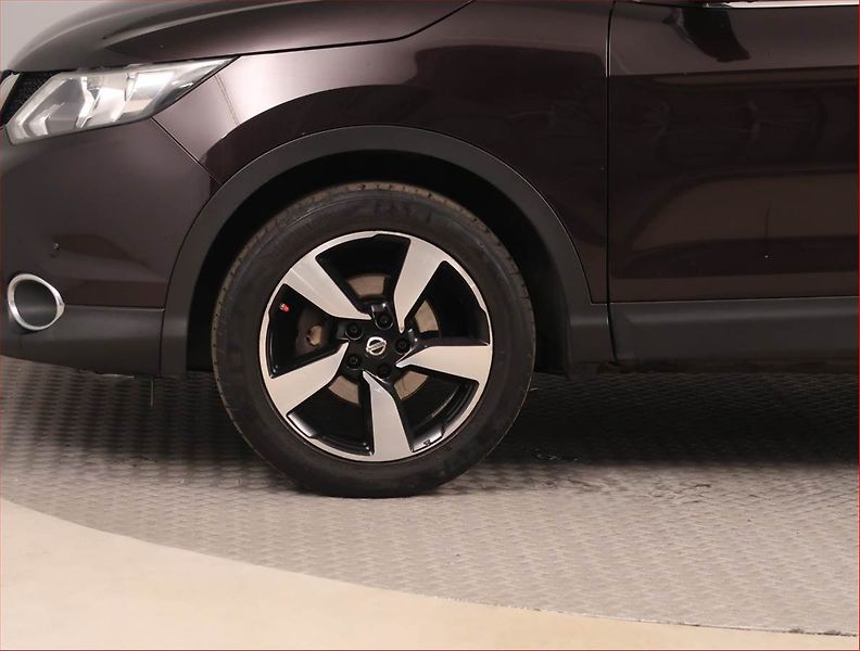 Nissan Qashqai (2015) 1.2 DIG-T, ČR,1.maj - fotka 14 z 15