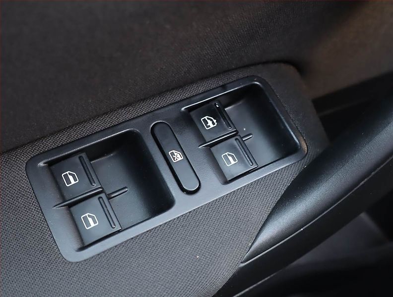 Volkswagen Polo (2012) 1.6 TDI, Automat, Navi, Xenony - fotka 18 z 19