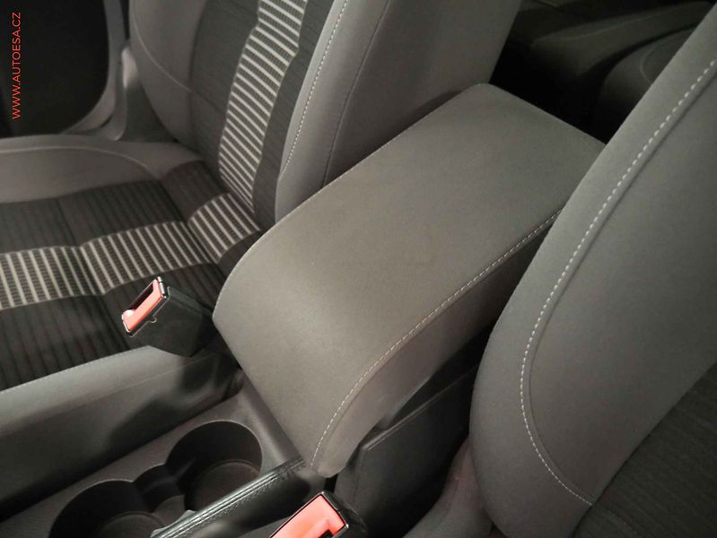 Volkswagen Touran (2009) 1.9 TDI - fotka 18 z 19