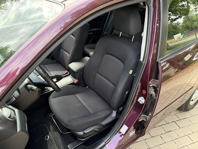 Mazda 3 1.6 Sport Active - fotka 19 z 29