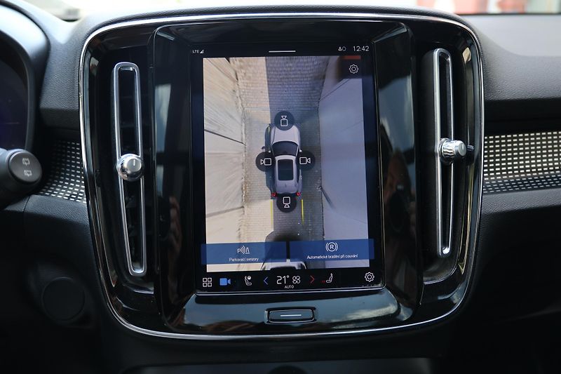 Volvo XC40 (2021) Recharge Pro, Twin motor (AWD) - fotka 15 z 25