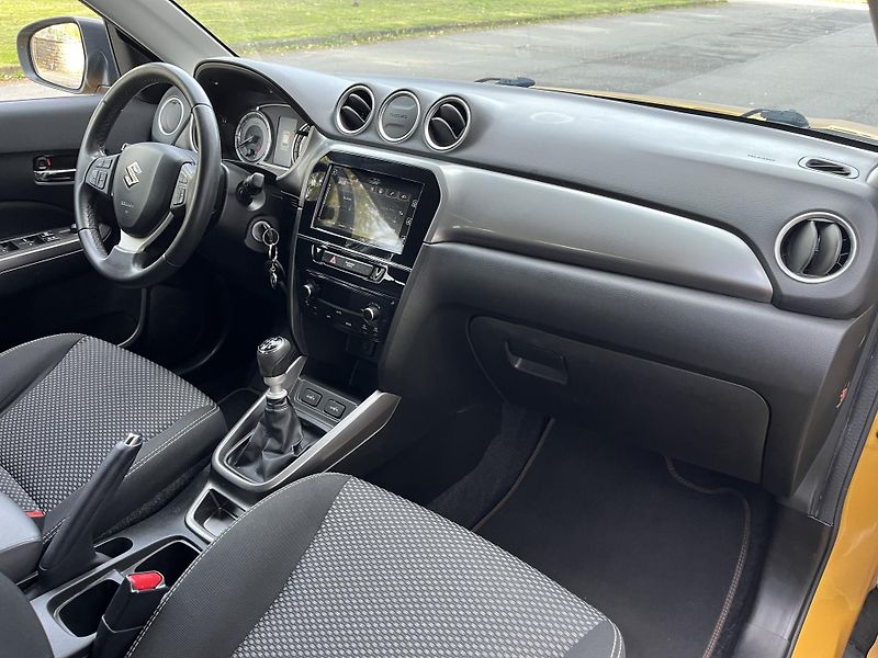 Suzuki Vitara 1,4 BoosterJet Elegance/servis - fotka 25 z 34