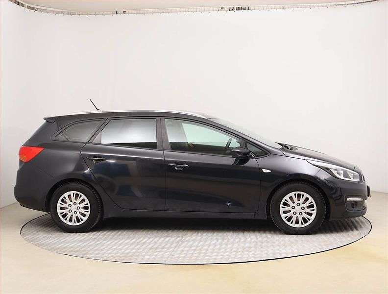 Kia Ceed (2016) 1.4 CVVT, Serv.kniha - fotka 6 z 17