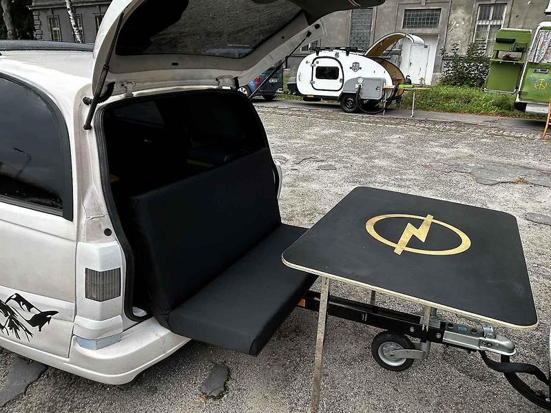 DIY karavan festival na Žižkárně v Českých Budějovicích. Dodávka Stanislava Vlažného.