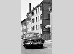 Tatra 603 před branou závodu Příbor