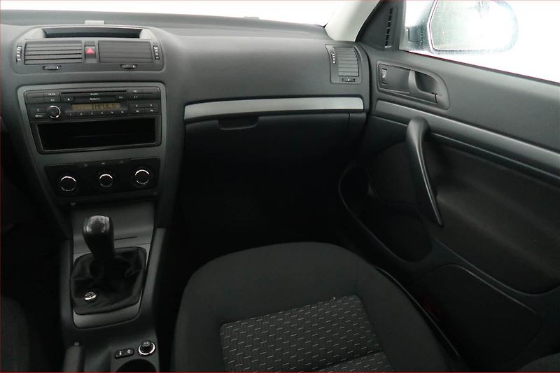 Škoda Octavia (2012) Ambition 1.6, ČR,1.maj - fotka 8 z 15