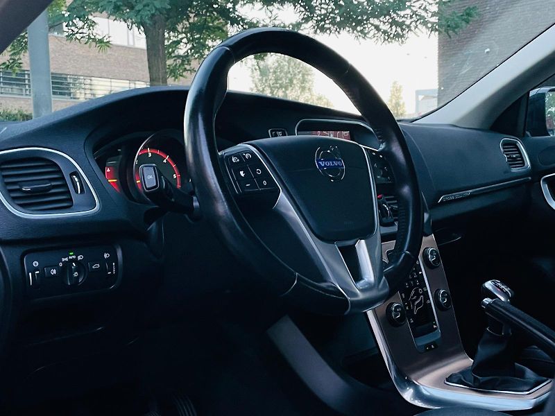 Volvo V40 2.0D3 MANUÁL CROSS SERVISKA  - fotka 26 z 43