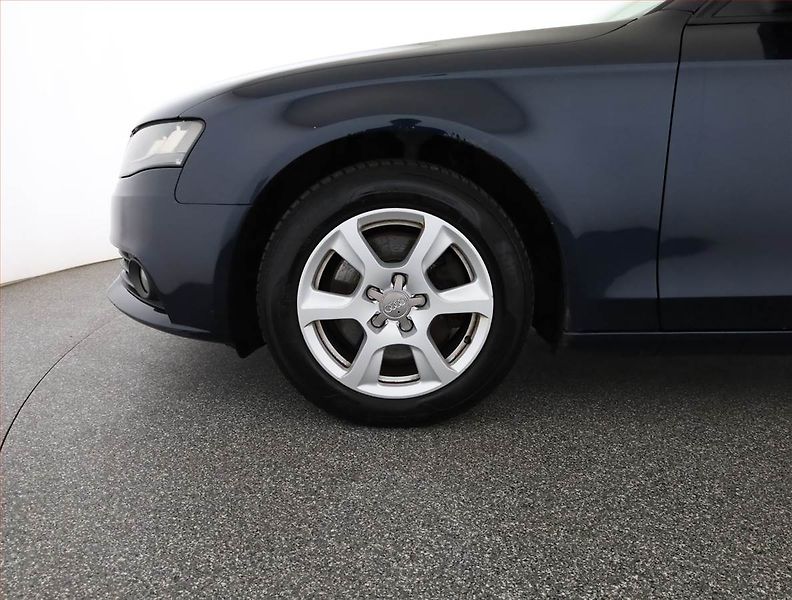 Audi A4 (2010) 2.0 TDI, nová STK, jezdí dobře - fotka 18 z 18
