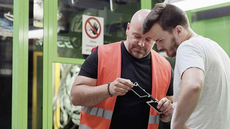 Kontrola je částečně automatická, do testování se však zapojují i lídé