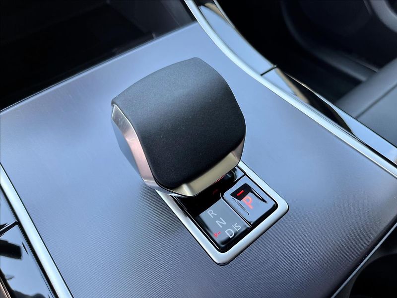 Land Rover Range Rover Velar 2,0 D200 DYNAMIC SE AWD - fotka 23 z 37