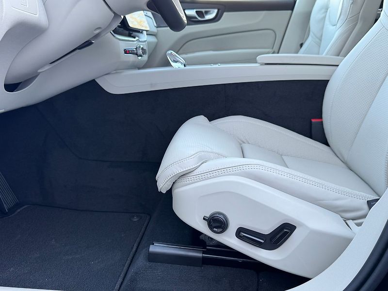 Volvo XC60 (2026) PLUS B5, 360°, Harman, Matrix - fotka 9 z 21