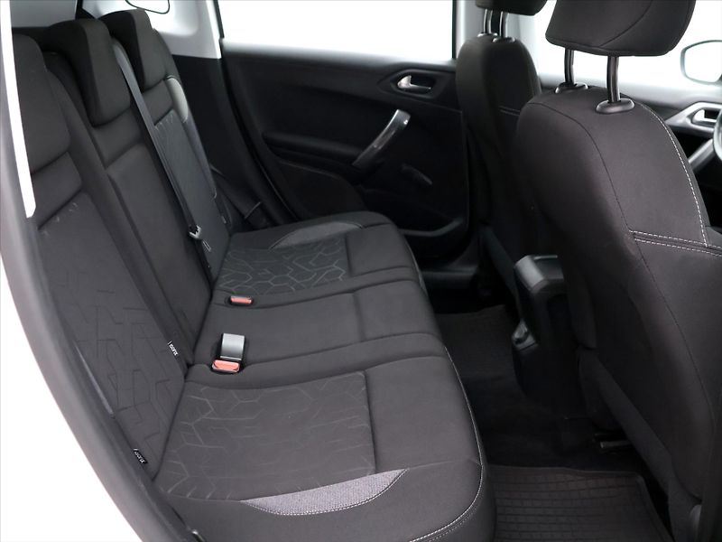 Peugeot 2008 1,2 PureTech 61kW Allure CZ - fotka 13 z 36