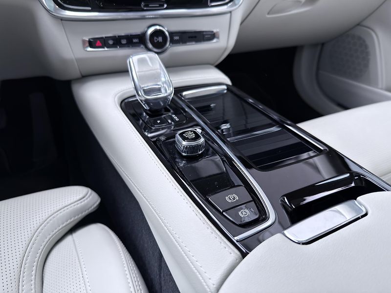 Volvo V90 T8 AWD ULTRA *VZDUCH* + kola - fotka 24 z 60