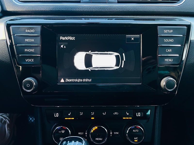 Škoda Superb 2.0TDI 1MAJITEL TAŽNÉ SERVISKA - fotka 35 z 44