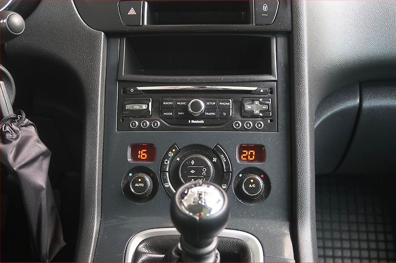 Peugeot 5008 (2015) 1.6 BlueHDi, Navi, Tempomat - fotka 12 z 15