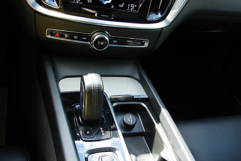Volvo V60 CC 2.0B4 AWD MildHybrid ZADÁN! - fotka 26 z 46