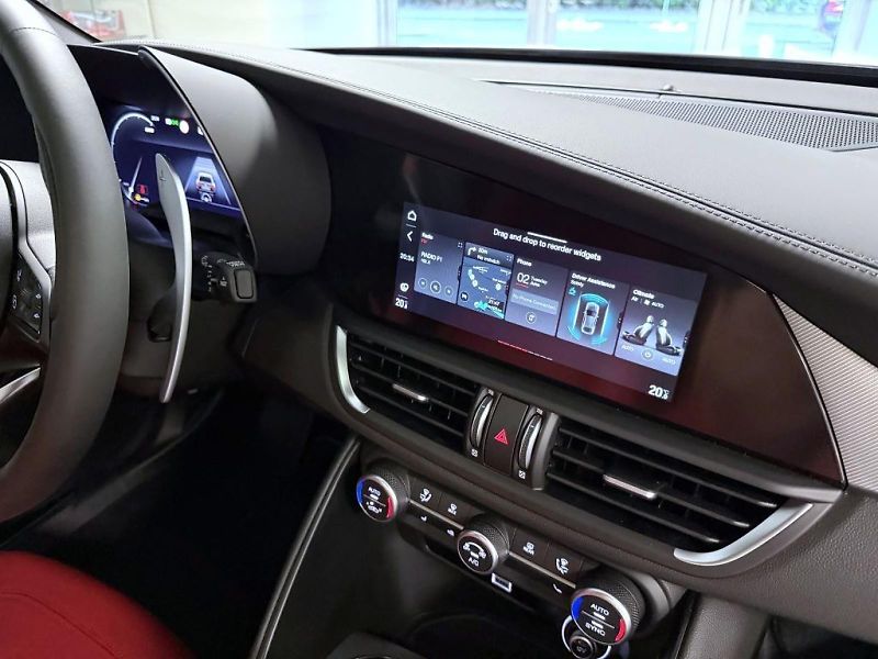 Alfa Romeo Giulia (2026) 2.0T 280k AT8 ZF Q4 4x4 Veloce - fotka 10 z 22