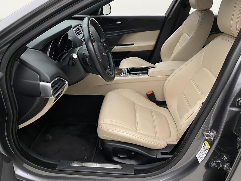 Jaguar XE 2.0D 132kW PURE AUT  - fotka 3 z 40