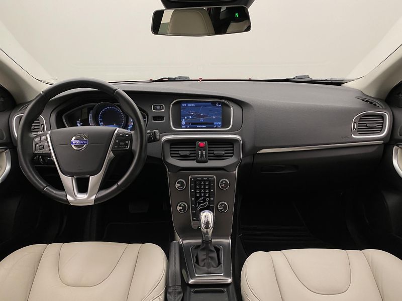 Volvo V40 D4 SUMMUM AUT CZ REZERVACE - fotka 2 z 45