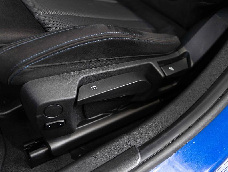 BMW Řada 3 330i xDrive Touring - fotka 15 z 22