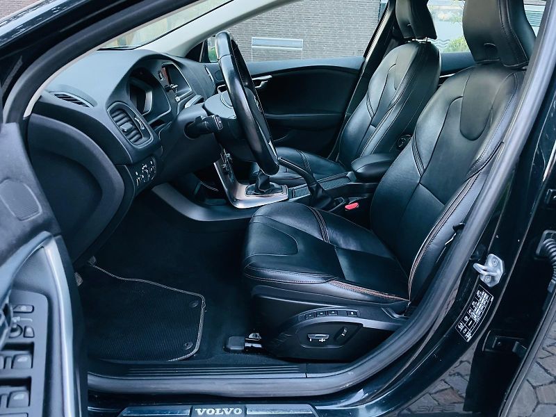 Volvo V40 2.0D3 MANUÁL CROSS SERVISKA  - fotka 28 z 43