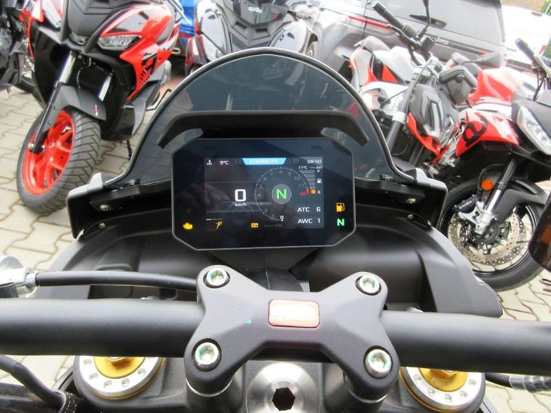 Aprilia (2026) Tuono 660 Factory e5+ - fotka 12 z 13