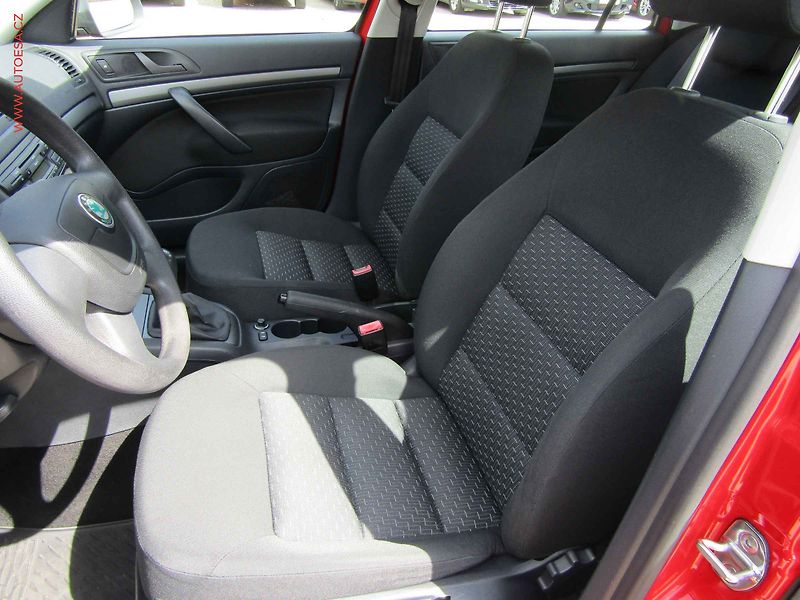 Škoda Octavia (2012) 1.6MPi, ČR, AC, STK4/28 - fotka 9 z 16