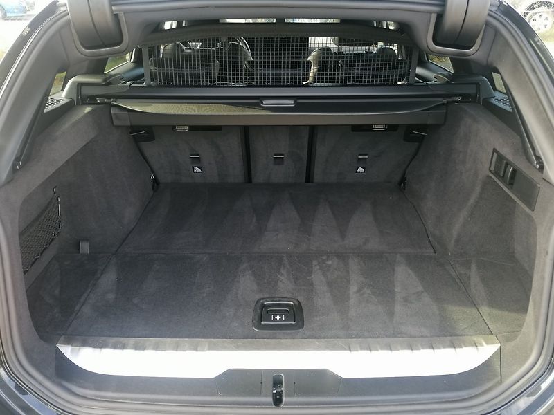 BMW Řada 3 (2023) 320e M-Sport PHEV - fotka 35 z 47
