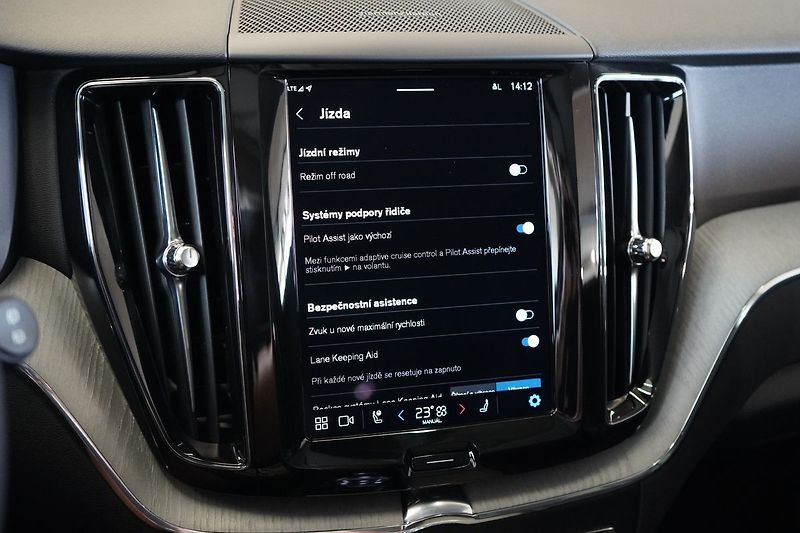 Volvo XC60 B5 AWD Plus Dark, Ventilace - fotka 32 z 46