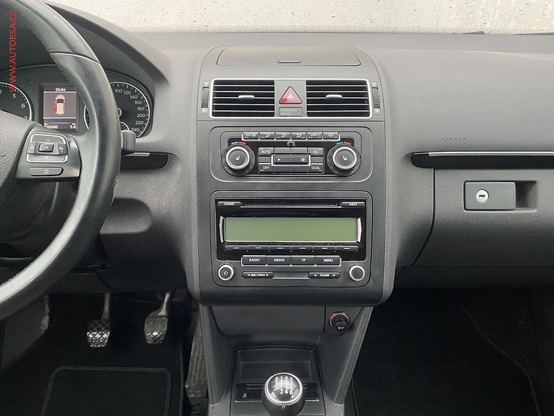 Volkswagen Touran (2011) 1.4 TSi, Highline, výhřev sed - fotka 12 z 17