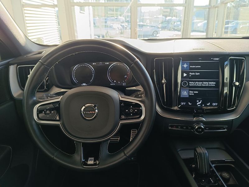 Volvo XC60 (2020) 2.0 B5 AWD 173kW R-Design AT - fotka 11 z 20