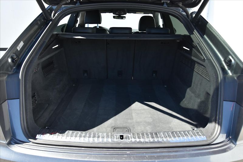 Audi Q8 50 TDI QUATTRO S-LINE ČR - fotka 12 z 35