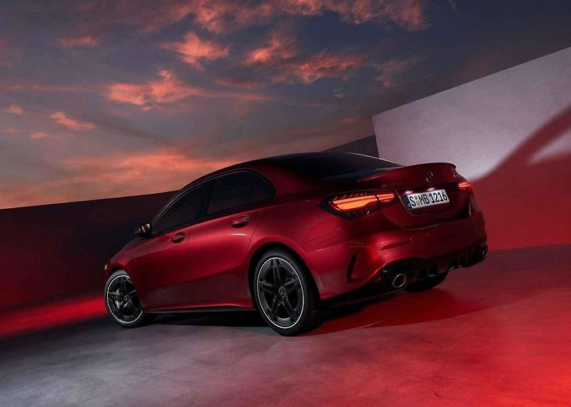Nejmenší Mercedes je i po modernizaci k dispozici s karosériemi sedan a hatchback