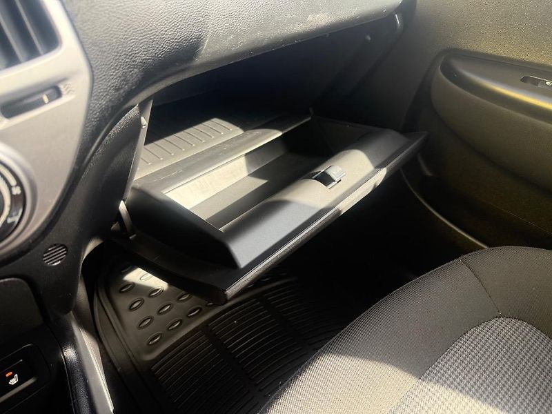 Hyundai i20 (2012) 1,2i VÝHŘ.SEDADLA JEN 107tis. - fotka 20 z 27