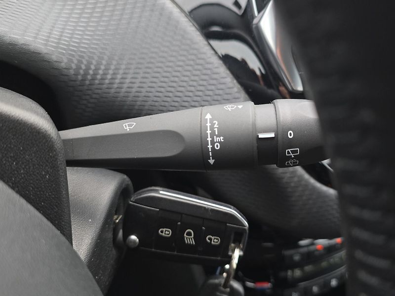 Peugeot 2008 (2018) 1.2i 61kW, Aut. klima, ČR, Taž - fotka 14 z 24