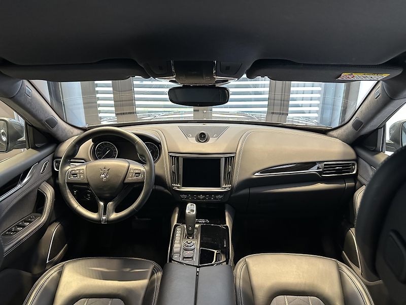 Maserati Levante (2021) GT 330HP Zegna Interior - fotka 12 z 18