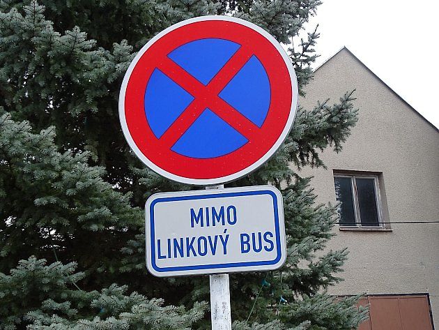 Zákaz zastavení nedovoluje automobil dobrovolně odstavit ani na dobu potřebnou k vystoupení cestujících., zdroj: ŠJů / Wikimedia CC BY 4.0