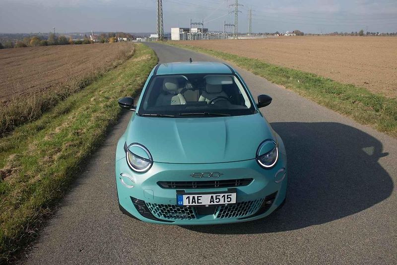 Fiat 600 hybrid potěší prostorností i spotřebou. Zamilujete si ho však hlavně pro jeho originální a sympatický vzhled.