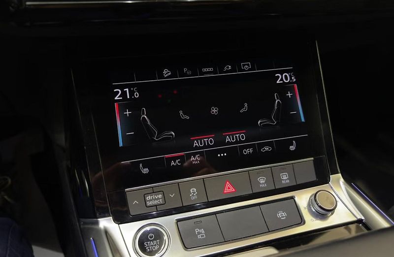 Audi Q8 e-tron 55 Sportback Q SoH 93% Kam LED - fotka 21 z 25