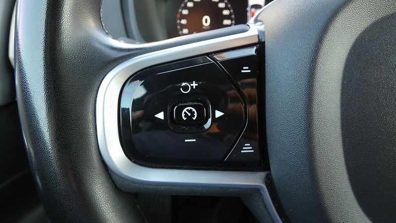 Volvo XC90 B5 AWD R-Design - fotka 11 z 25