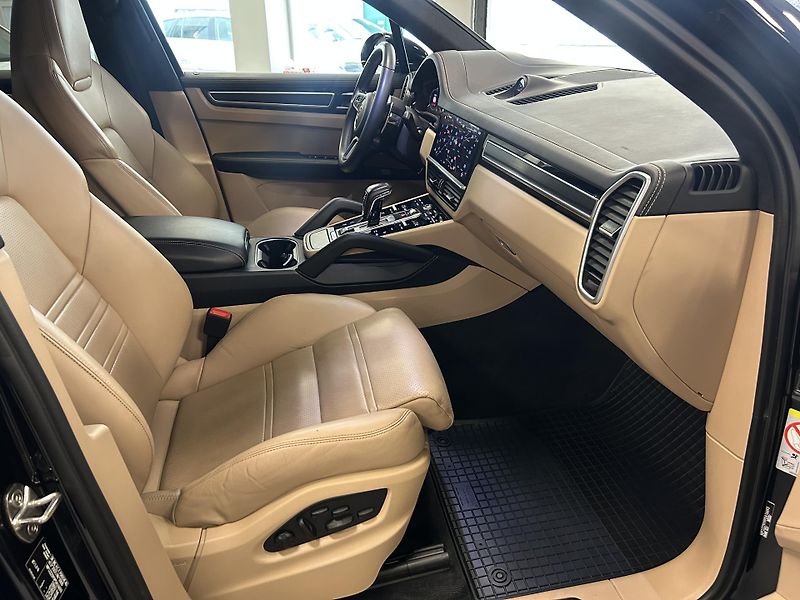Porsche Cayenne (2023) 4.0 GTS VZDUCH SPORT CHRONO - fotka 29 z 32