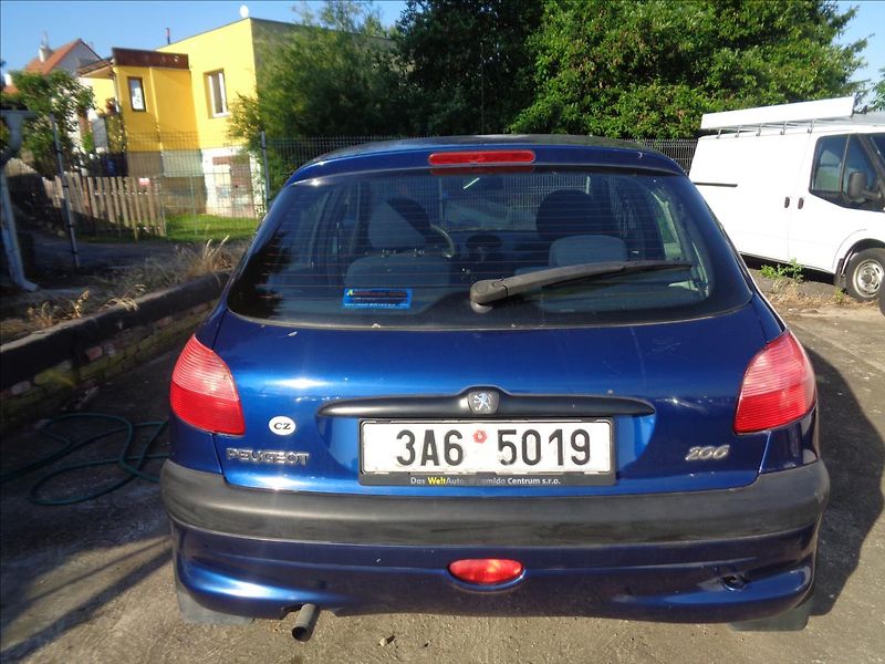 Peugeot 206 1,1 - fotka 2 z 12