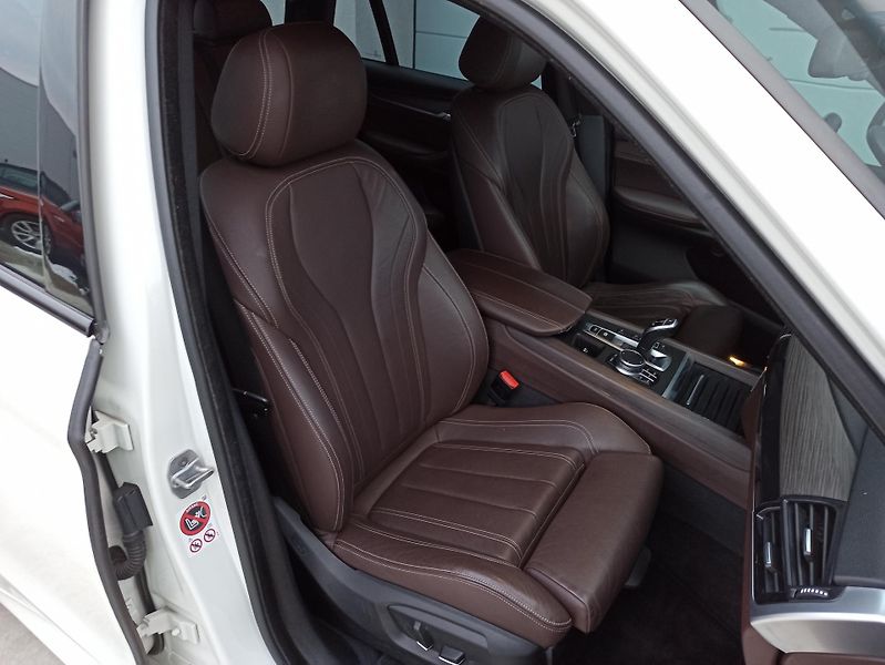 BMW X5 xDRIVE 30d 190kW ČR - fotka 17 z 31