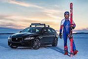 Jaguar XF Sportbrake a lyžař Graham Bell.