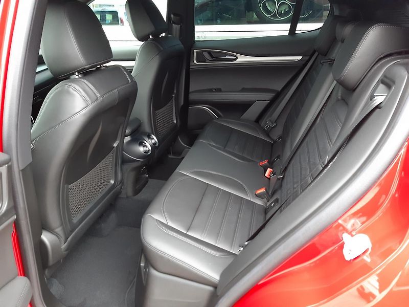 Alfa Romeo Stelvio (2025) Veloce 4x4 2,2 MTJ  210PS - fotka 14 z 34