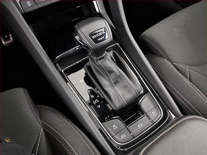 Škoda Karoq (2025) 2.0 TDI, Sportline, Navigace - fotka 13 z 23