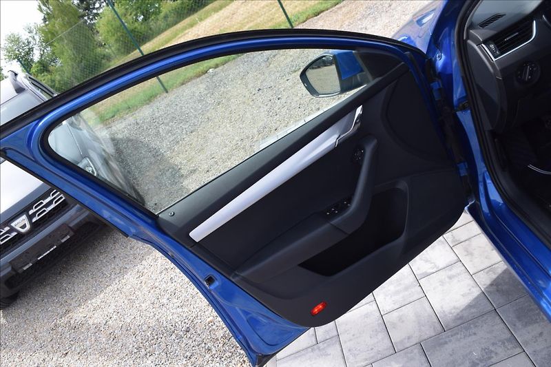 Škoda Octavia 1,4 TSI 110KW NÍZKÉ KM XENONY - fotka 29 z 51