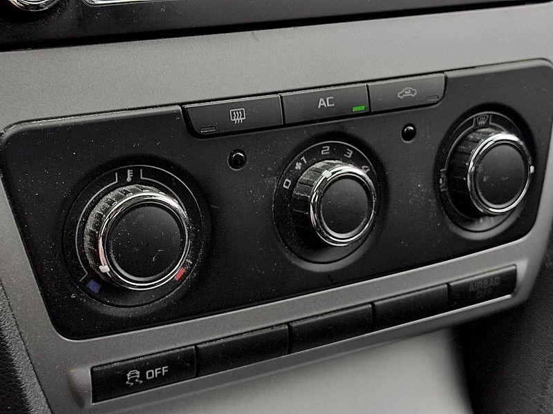 Škoda Octavia (2013) Combi Ambiente 1,6 Tdi 77 Kw - fotka 14 z 28