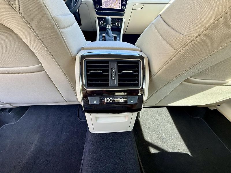 Škoda Superb (2022) 1,5TSi 110kW STYLE DSG Koup.ČR - fotka 13 z 20